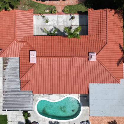 Photo of the finished roof posted by Emelie with their Google review