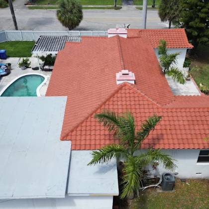 Photo of the finished roof posted by Emelie with their Google review