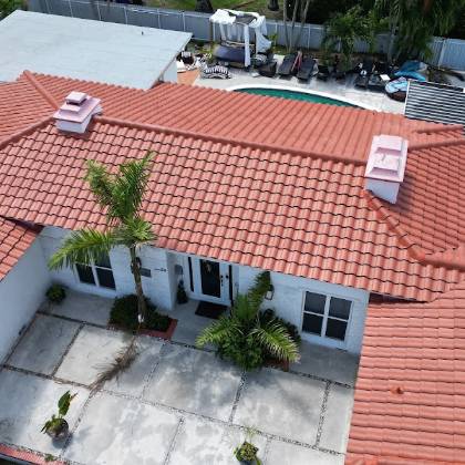 Photo of the finished roof posted by Emelie with their Google review